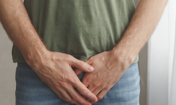 Уролог перечислил неочевидные причины боли в мошонке