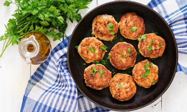 Добавьте всего 2 ложки — и котлеты получаются сочными, пышными и вкусными: кулинарный секрет